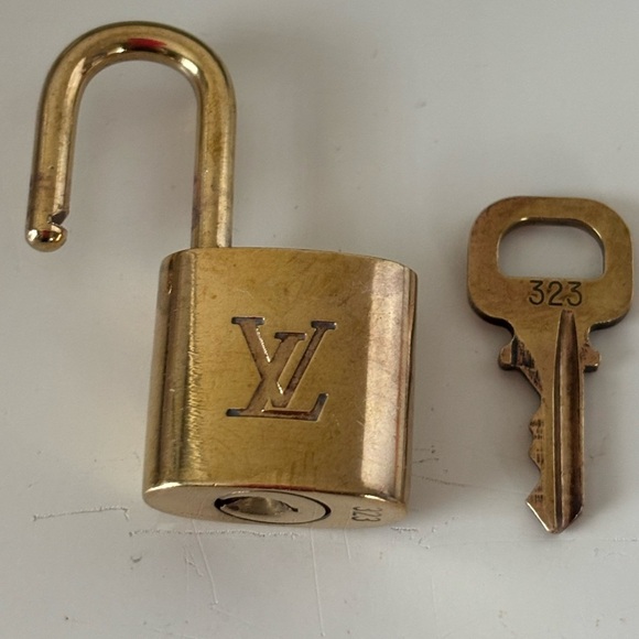 Louis Vuitton Gold Padlock with single key- Number 323 - Picture 3 of 3